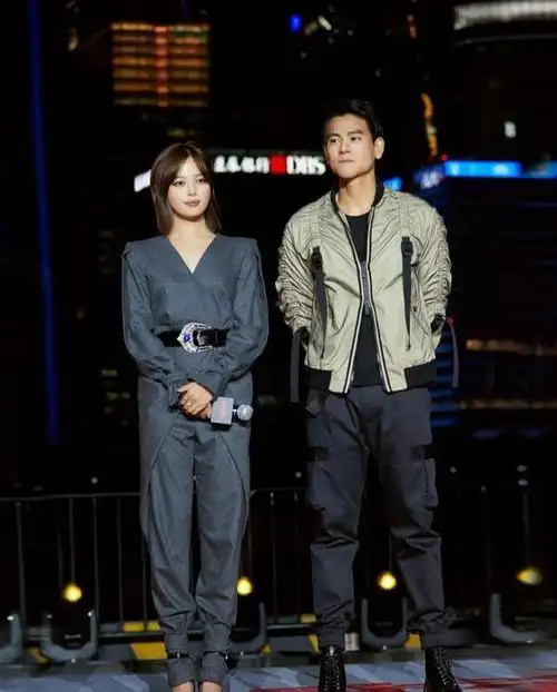 辛芷蕾厉害了,一身灰色行头配黑色高跟鞋,比彭于晏更显利落帅气