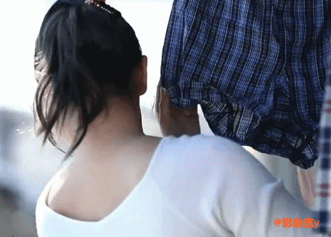 最新一期内涵爆笑动图 美少妇晾衣服,我可以看一天!