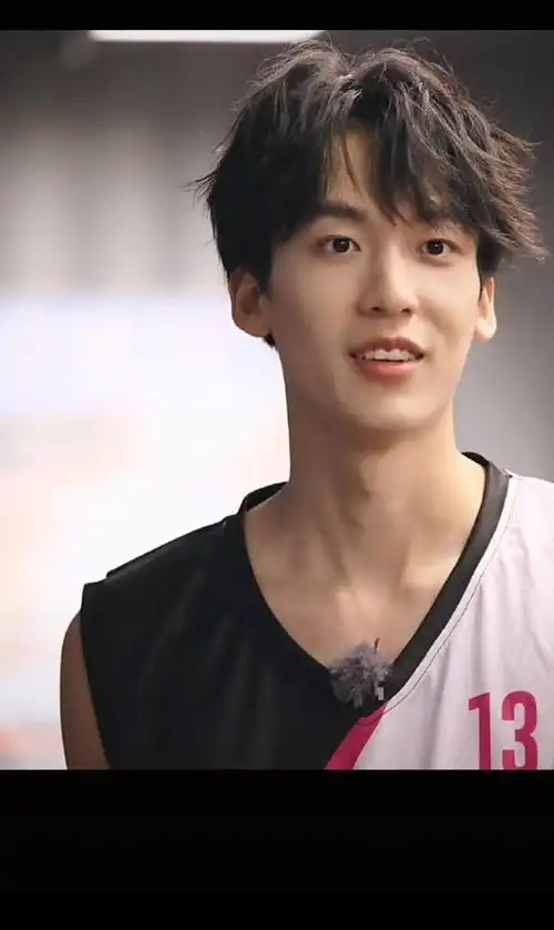 我第一眼以为是余景天第二眼又很像范丞丞