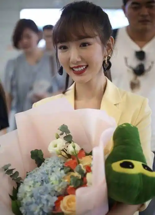 毛晓彤化着精致妆容现身机场,也就上半身能看,个子太矮了_时分_身高