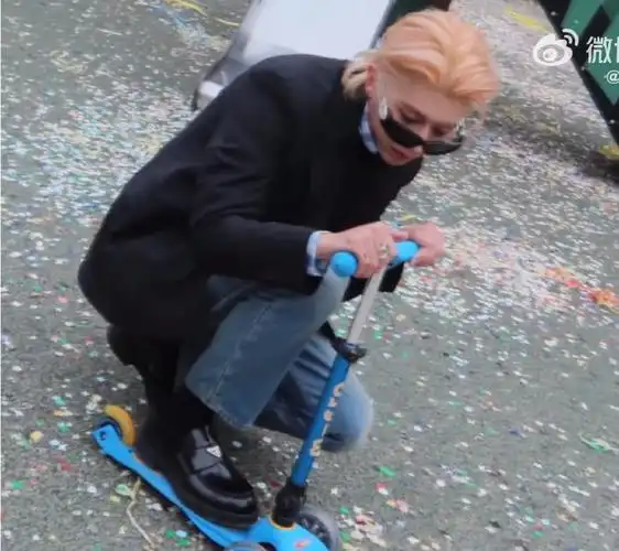 我说,老实交代,滑板车是不是人家的……@蔡徐坤#蔡徐坤米兰vlog