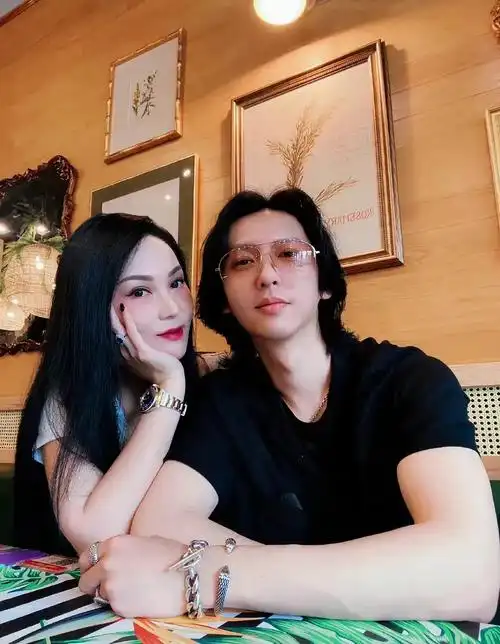 黑豹主唱张淇与妻子的合影