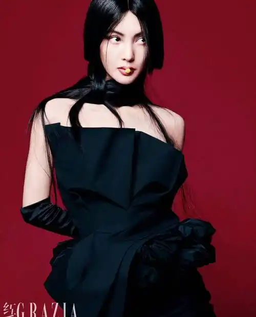 金晨彩色波点大片,公主切发型 吊带露脐装,飒爽利落,骨感魅惑_时尚_一