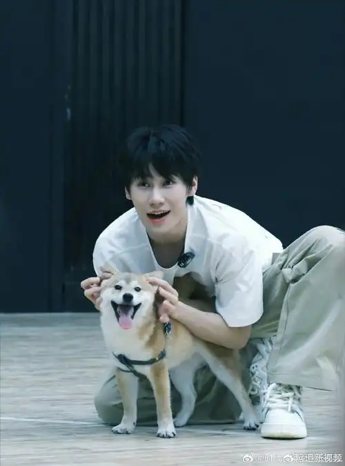 张真源自己夸自己#张真源自己夸自己,好可爱哈哈!