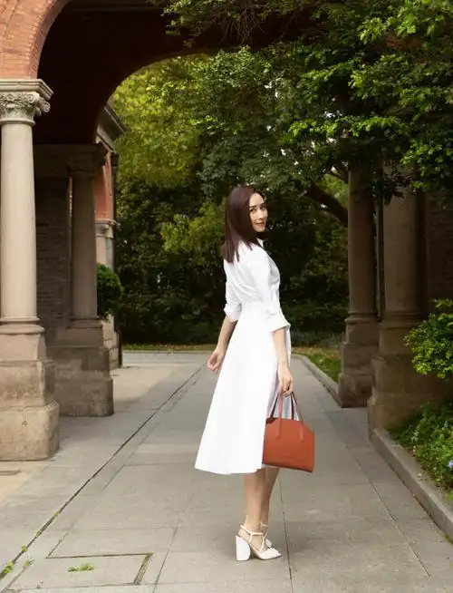 原创胡静凭浪姐成功翻红穿衬衫裙别墅外街拍举止优雅真有阔太范