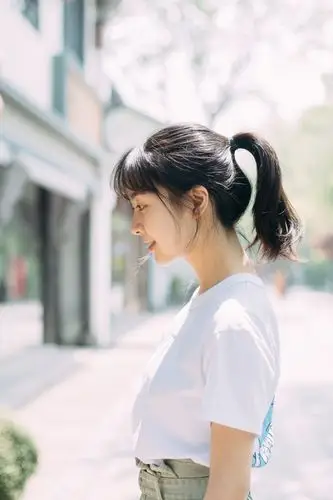 高二的小女孩,一张俏生生的脸,满是胶原蛋白.阳光下,果冻一般通透.