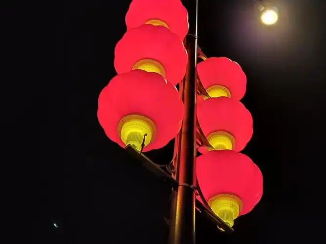 夜晚节日路边的红灯笼