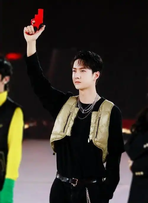 这场集齐迪丽热巴,华晨宇,王一博,杨超越四人的吃鸡四人组,可见和平