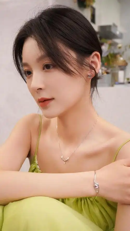 让男人一看见,就想入非非,打扮得越漂亮月好,可是毛林林却是异类,她每