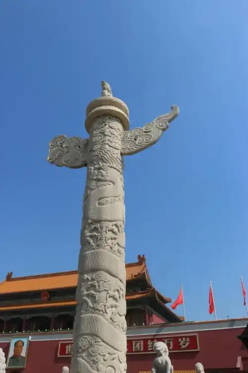 玉白色的华表在蓝天映衬下更显高贵.