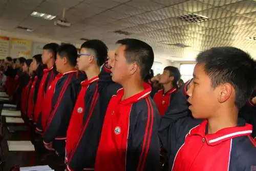 火红的青春 庄严的承诺:华州区少华中学举行入团宣誓仪式暨颁奖大会