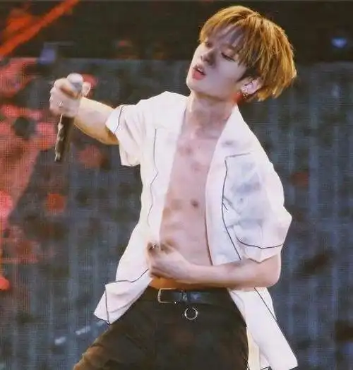 蔡徐坤大秀"胸肌",释放男性荷尔蒙引热议!粉丝:好想嫁给他!