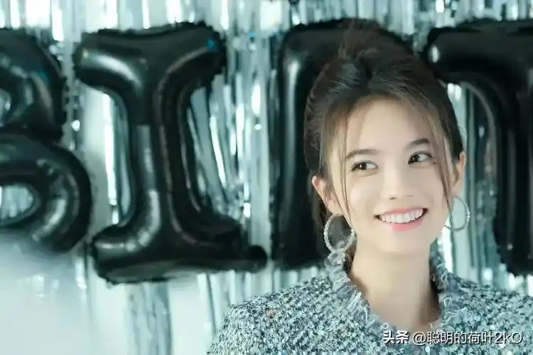 姜珮瑶流光星星妆的精致面容,闪烁着迷人的光芒