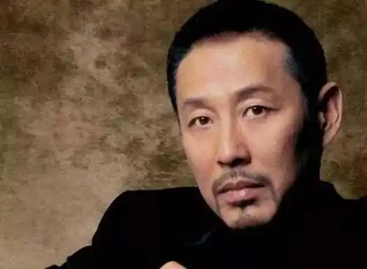 她父亲是陈道明却无人知,出道多年无绯闻不炒作,如今成知名演员