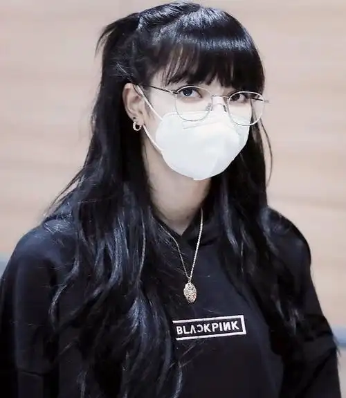 lisa身穿黑色卫衣搭配休闲裤现身绑着双马尾酷感十足