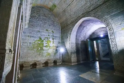 欣赏完裕陵的地宫之后,我建议您去慈禧太后所在的定东陵去看看,除了