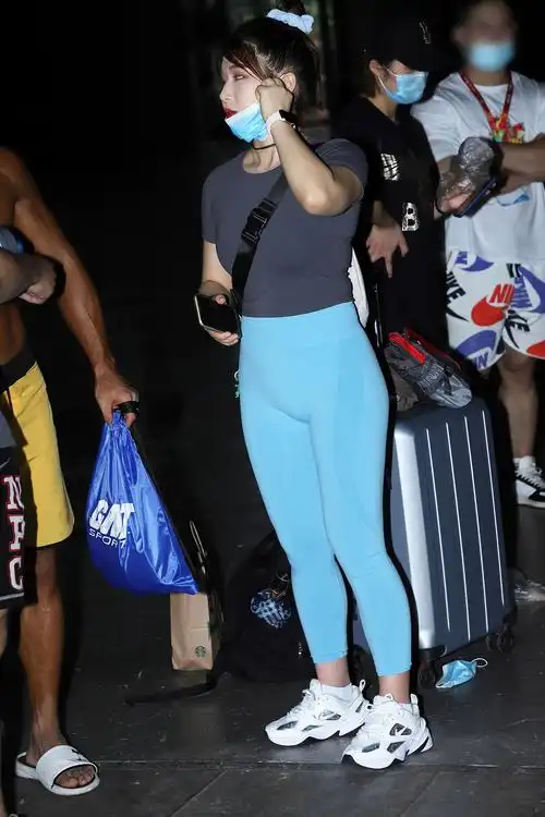 健身少女魅力足,坐拥最强时尚感,阳光活泼总有一点能吸引你_女生