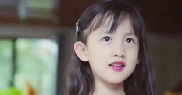 而小女儿黄少艾正好就是这样的小可爱,笑的时候,世界是最美丽的,这大