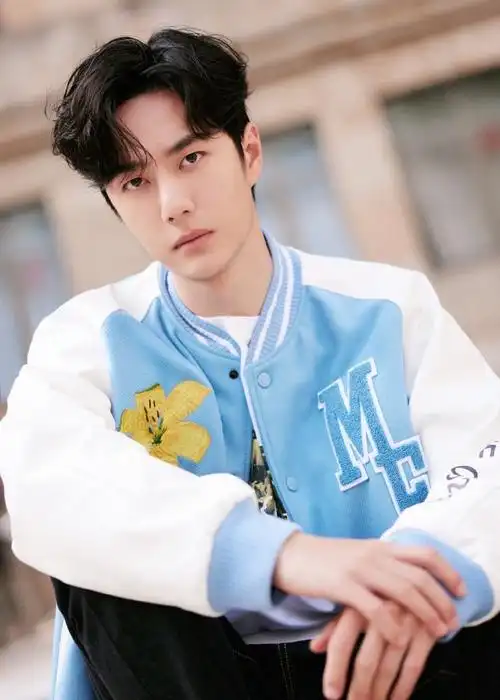 王一博说用闲适清爽开启崭新的一天##王一博抬眸