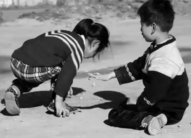 对于大部分八十年代出生的孩子来说,物质生活是比较匮乏的,相对于农村