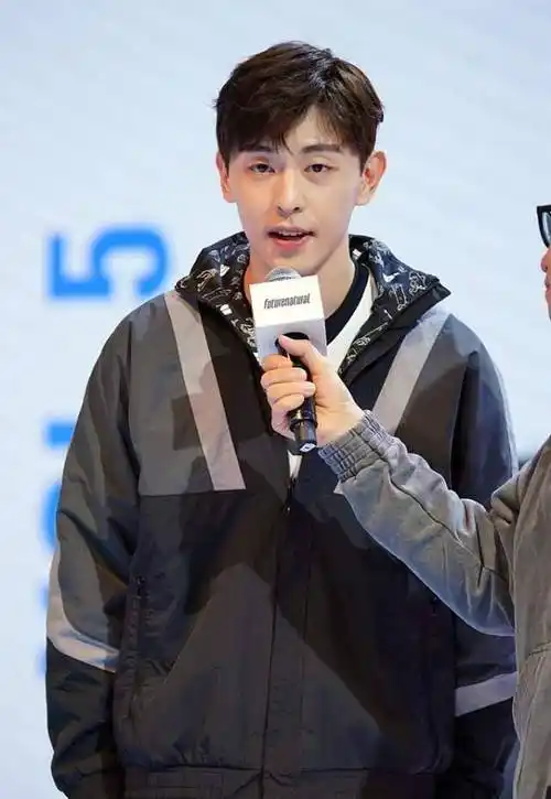 邓伦运动风的造型还挺有学生气的,看起来很显小,很有_