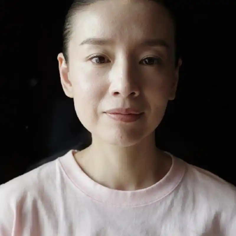 董洁的素颜照,据说是为杂志拍摄照片,只能说素颜下明星跟普通人差不多