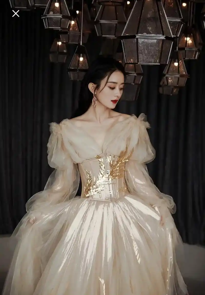 一晚上拿3个奖的赵丽颖就可以证明实力不止这一点,因为她对演戏 - 抖