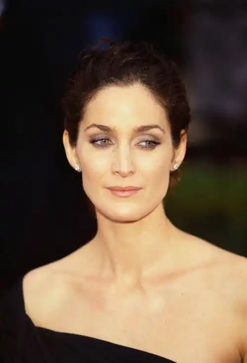 好莱坞90年代最酷的女神,那个基努·里维斯身边的女孩_moss_杰西卡