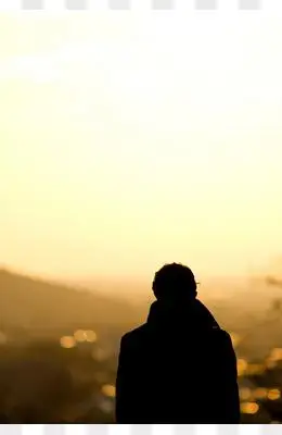 黄色背景前的男人背影