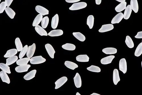 黑底上的大米米粒特写