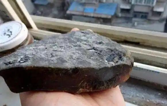 上手掂量非常轻盈,而马丽散的密度却不小,上手很沉,用砂纸打磨的话会