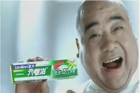 李嘉存的一条广告让蓝天六必治起死回生一张烀饼却险些害死师傅