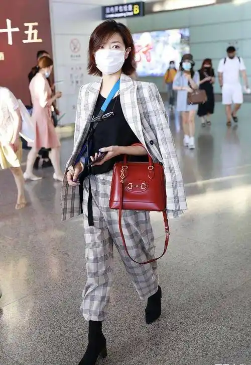 万茜越来越会打扮,穿"格子"西装配高跟短靴,气质优雅又飒爽_造型_时尚