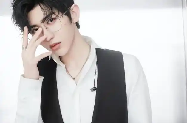 蔡徐坤发新写真即将出新歌意图全面复出为翻红不择手段去媚粉