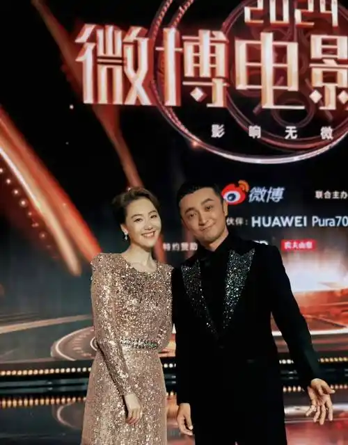 王冠首晒夫妻合照,老公身高180肤色偏黑,俩人牵手相拥好甜蜜_小尼