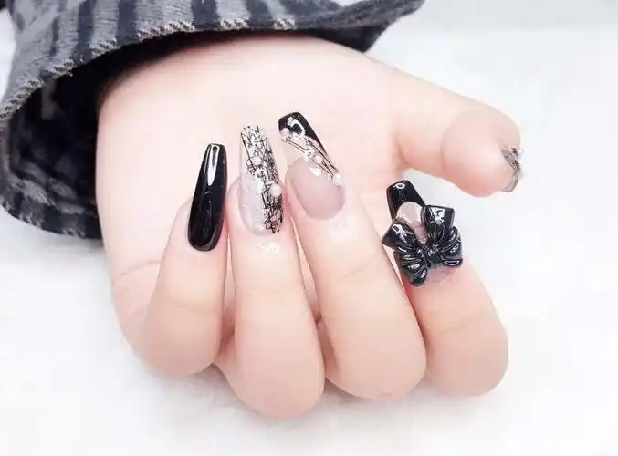 高冷的黑色系美甲款式