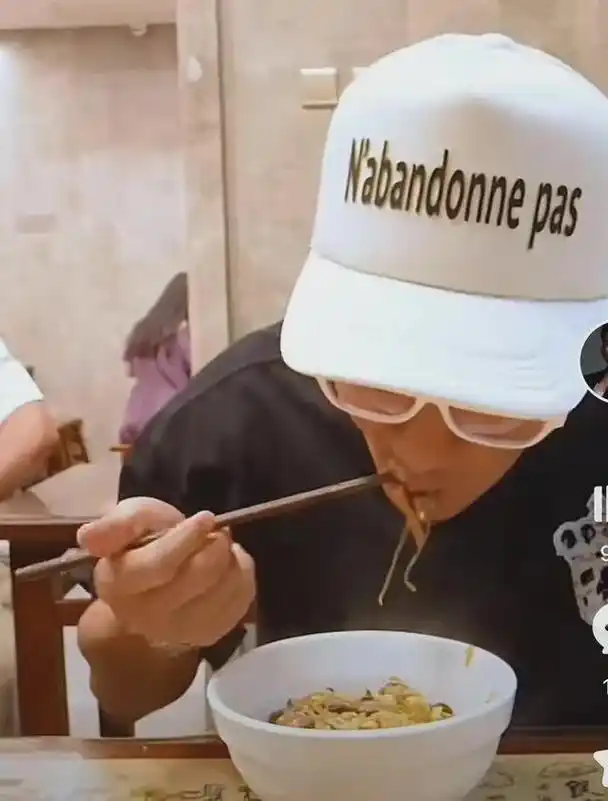 任贤齐在美国的近况被曝:和54岁的老婆在越南餐馆用餐,状态超好