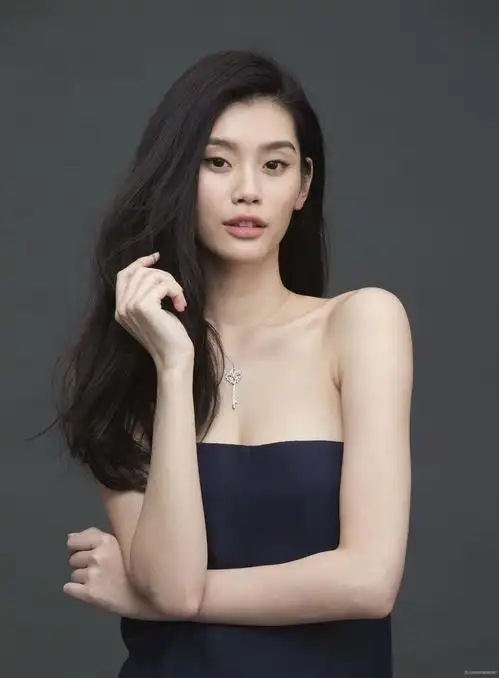 中国区维密大使超模奚梦瑶戴什么手表来点缀造型?