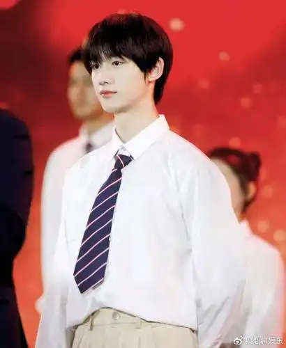 明星扎堆参加高考:丁程鑫被曝遭私生饭追到考场