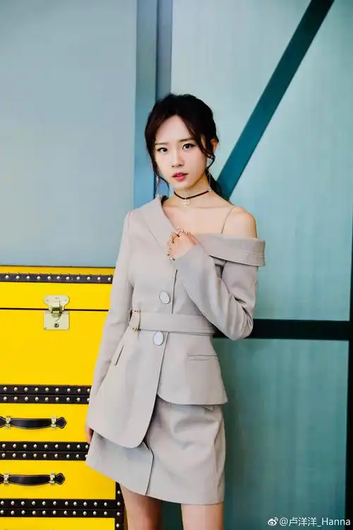 王一博拉着卢洋洋上楼,站到那个衣橱前,打开,开始仔细的挑选