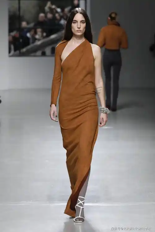 模特的定点动作_表情_时间_服装