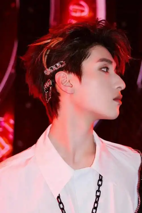 严浩翔侧颜胶片