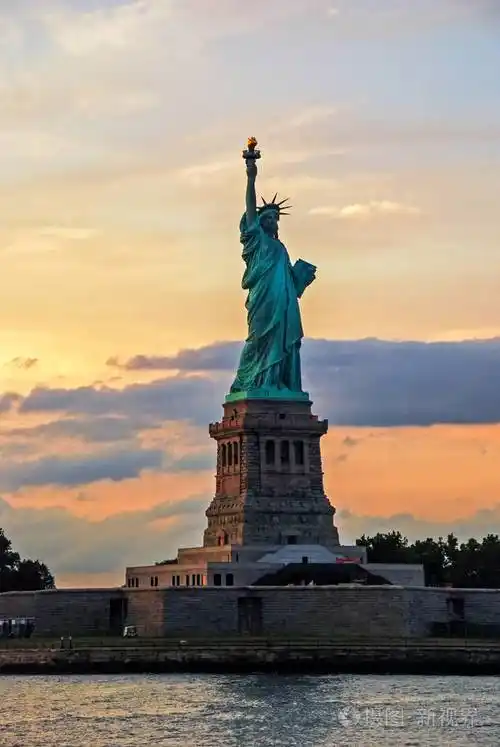 美国纽约日落时的自由女神像