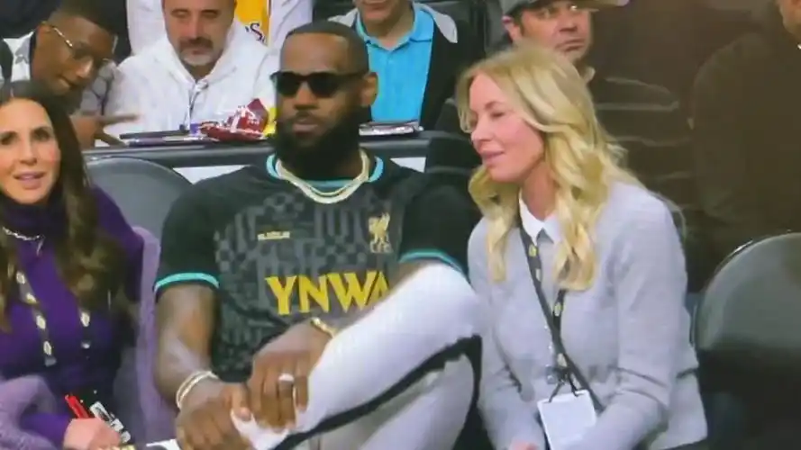 詹姆斯赛中找老板珍妮和其闺蜜聊天 逗得两位阿姨笑逐颜开