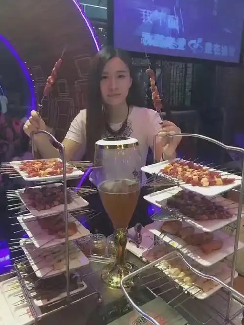 谁说漂亮女孩不能很体面的大口吃肉,大口喝酒,烧烤不是男人的专利!