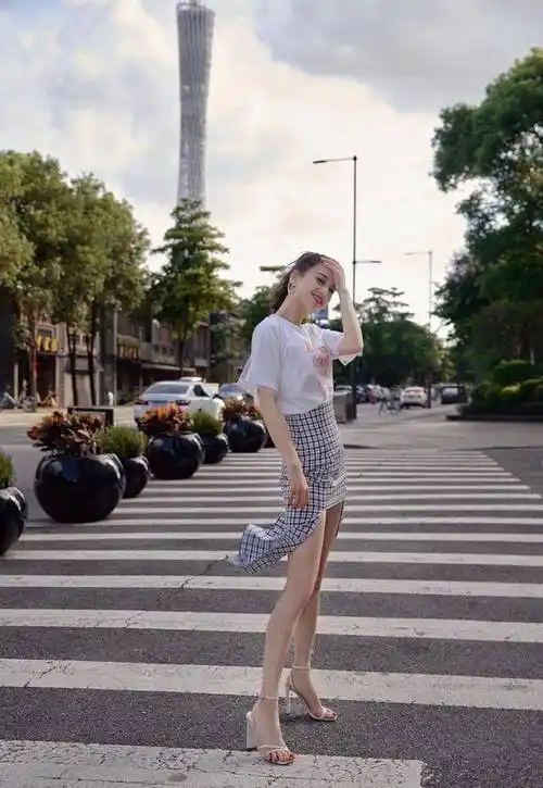 黄圣依走机场近身照曝光,白t配小白裙,秀"女团腿"成时尚辣妈_少女_的