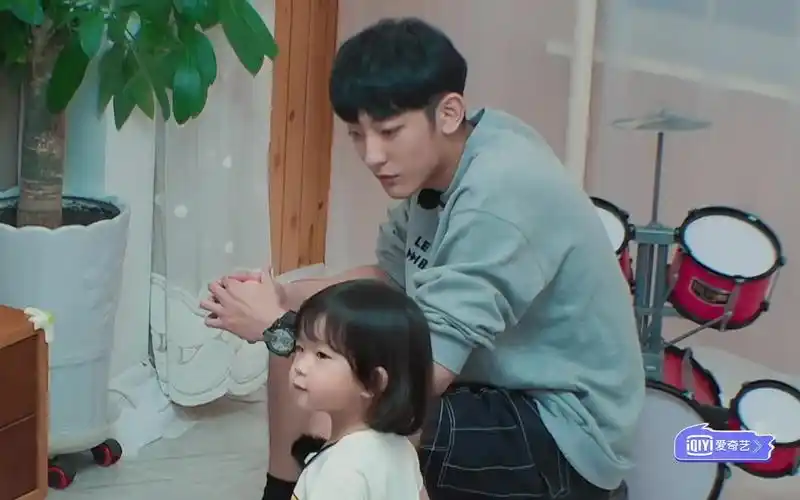 【小尾巴2】王睿涵兄妹跳《小苹果》,心儿化身戏精本精