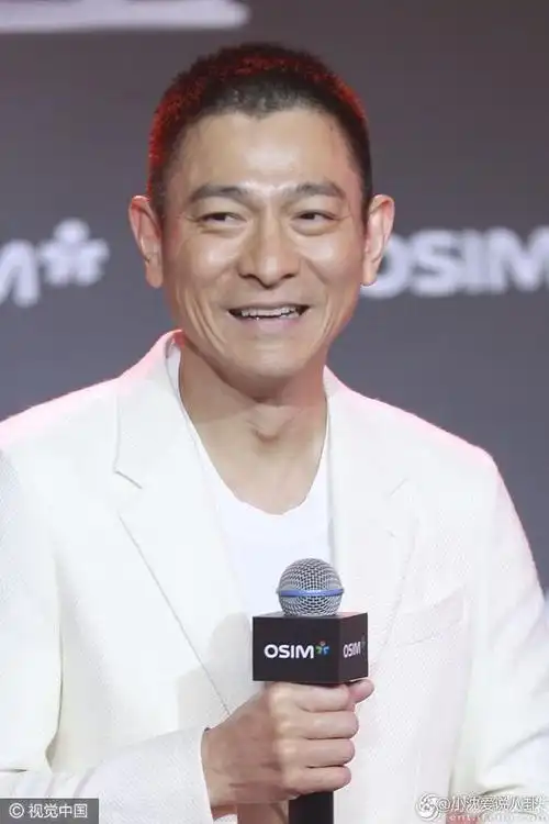 当刘德华再次露面时,头发斑白,脸上布满皱纹,这一幕让人们感受到了