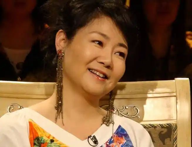 他爱慕萨日娜20年,先后娶两任娇妻,老来有喜又分手,62岁太凄惨_郑晓宁