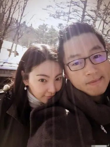 偶遇张雨绮与男友约会遛狗,超温柔尽显小女人味